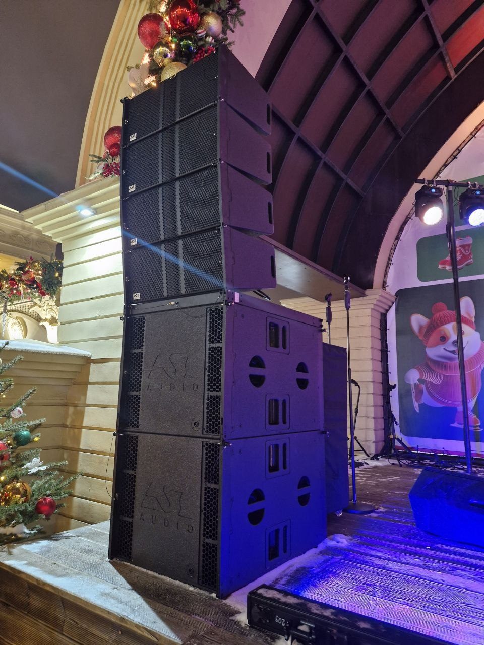 Сценическая площадка со световым оборудованием и LED-экраном на мероприятии